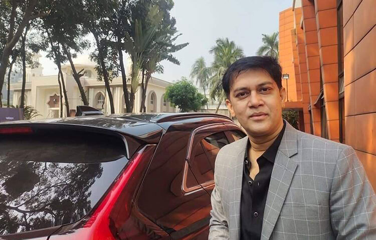 ভোট দিতে এসেছিলেন নায়ক শাকিল খান। ছবি: লিমন আহমেদ