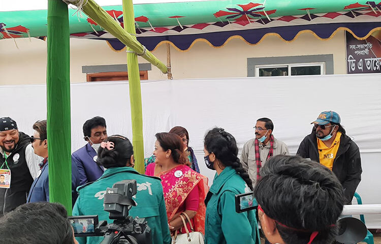 হাসি দেখে বোঝা যাচ্ছে চিত্রনায়িকা অরুণা বিশ্বাস নির্বাচনের পরিবেশ দেখে বেশ খুশি। ছবি: লিমন আহমেদ