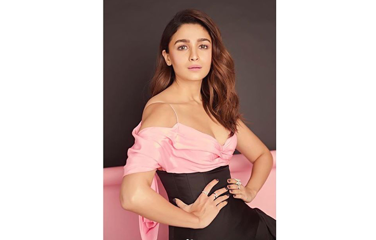 আলিয়া ভাটের গোলাপী মুগদ্ধতা।