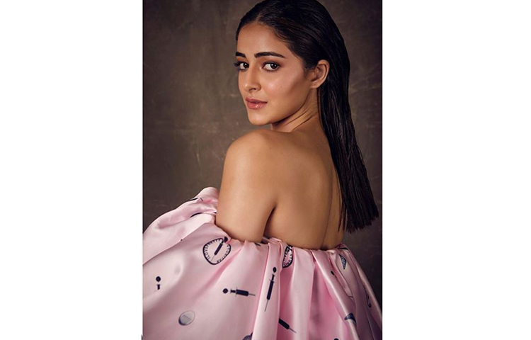 অনন্যা পান্ডের মিষ্টি চাহনি।