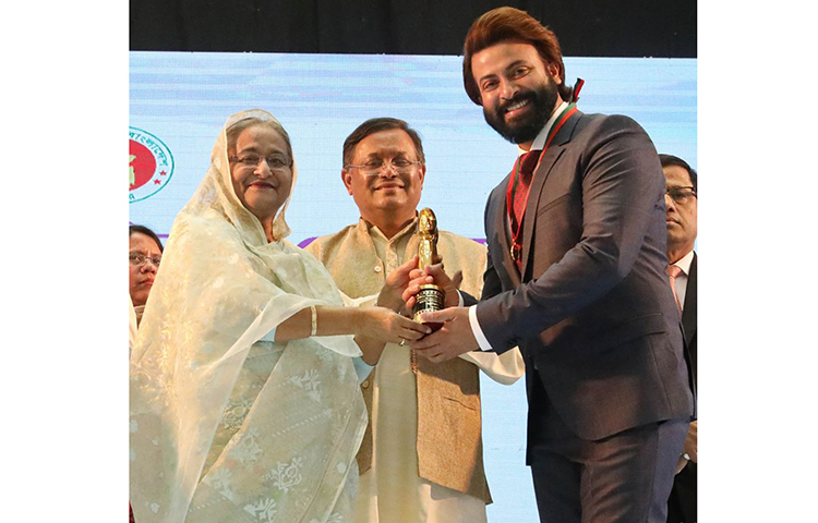 বঙ্গবন্ধু আন্তর্জাতিক সম্মেলন কেন্দ্রে উৎসবমুখর এক অনুষ্ঠানে ২০১৭ ও ২০১৮ সালের জাতীয় চলচ্চিত্র পুরস্কার প্রদান করা হয়েছে। পুরস্কার নিচ্ছেন চিত্রনায়ক শাকিব খান।