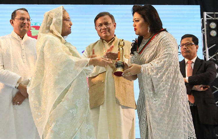 ‘সত্তা’ ছবিতে ‘না জানি কোন অপরাধে’ গানটির জন্য ২০১৭ সালের সেরা নারী সংগীতশিল্পীর পুরস্কার পেয়েছেন মমতাজ বেগম।