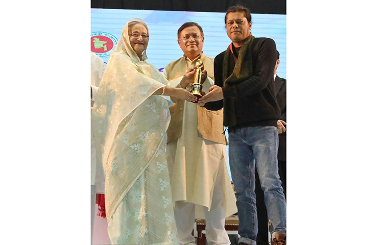 ‘সত্তা’ ছবিতে ‘তোর প্রেমেতে অন্ধ’ গানটির জন্য ২০১৭ সালের সেরা পুরুষ সংগীত শিল্পীর পুরস্কার পেয়েছেন মাহফুজ আনাম জেমস।