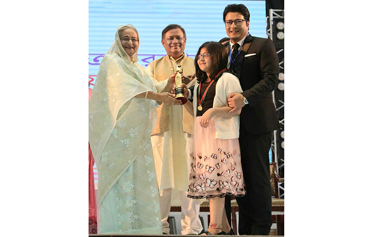 প্রধানমন্ত্রীর হাত থেকে পুরস্কার নিচ্ছেন চিত্রনায়ক ফেরদৌস আহমেদ। তথ্যমন্ত্রী ড. হাছান মাহমুদের সভাপতিত্বে অনুষ্ঠানে বিশেষ অতিথি হিসেবে উপস্থিত ছিলেন তথ্য প্রতিমন্ত্রী ডা. মো. মুরাদ হাসান এবং তথ্য মন্ত্রণালয় সম্পর্কিত সংসদীয় স্থায়ী কমিটির চেয়ারম্যান হাসানুল হক ইনু। স্বাগত বক্তব্য রাখেন, তথ্য সচিব আবদুল মালেক।