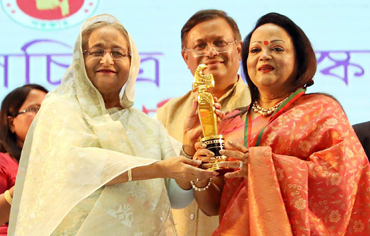কণ্ঠশিল্পী সাবিনা ইয়াসমিন পুরস্কার গ্রহণ করছেন।