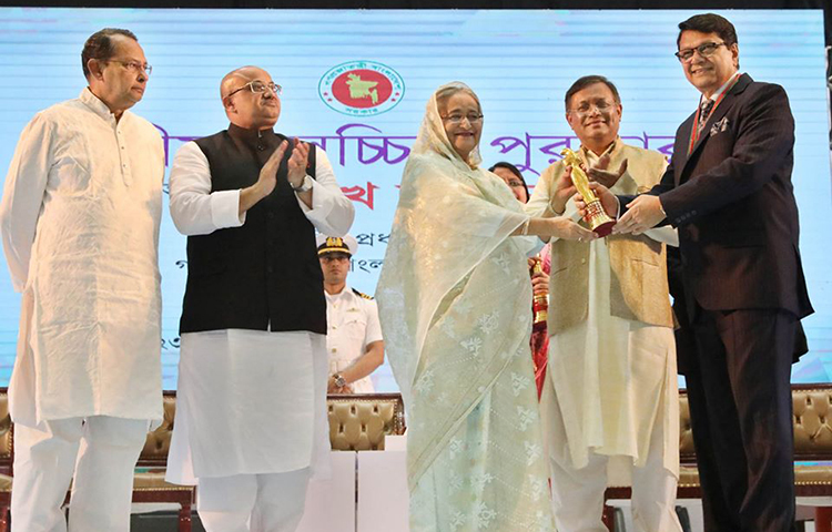 নায়ক আলমগীর প্রধানমন্ত্রীর হাত থেকে পুরস্কার নিচ্ছেন।