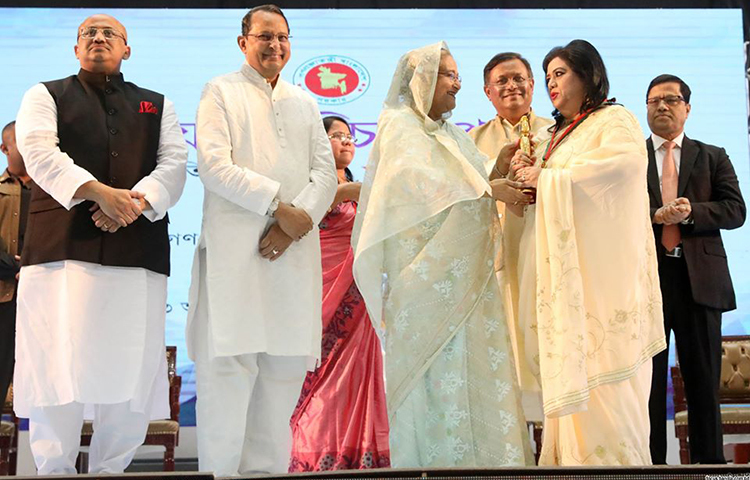 কিংবদন্তি কণ্ঠশিল্পী রুনা লায়লা পুরস্কার গ্রহণ করছেন।