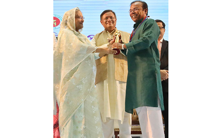 পুরস্কার নিচ্ছেন অভিনেতা ফজলুর রহমান বাবু।