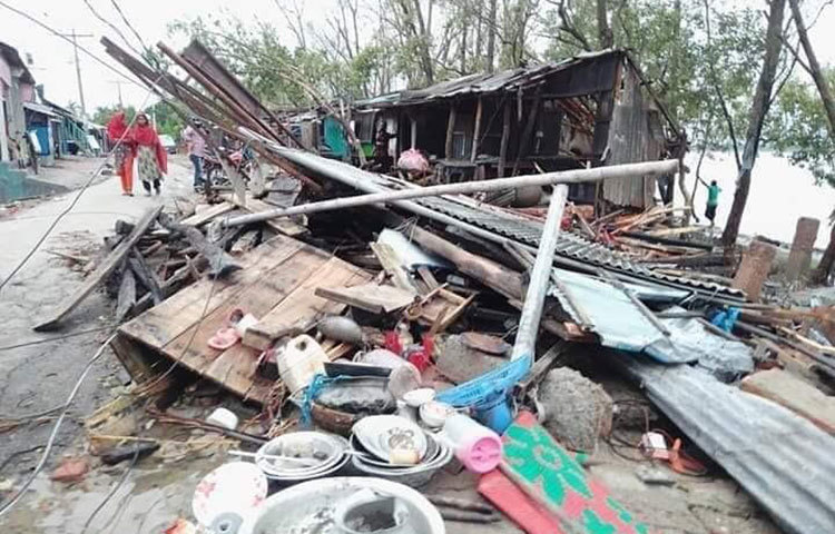 মানুষের মাথা গোঁজার ঠাঁই ভেঙে মাটিতে মিশে গেছে।