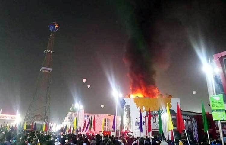 ফায়ার সার্ভিস জানিয়েছে, সন্ধ্যা ৭টা ১২ মিনিটে ফায়ার সার্ভিস কন্ট্রোল রুমে আগুনের সংবাদ জানিয়ে একটি ফোন আসে। ফোন পেয়ে আশপাশের ইউনিটগুলোকে মেলায় পাঠানো হয়।