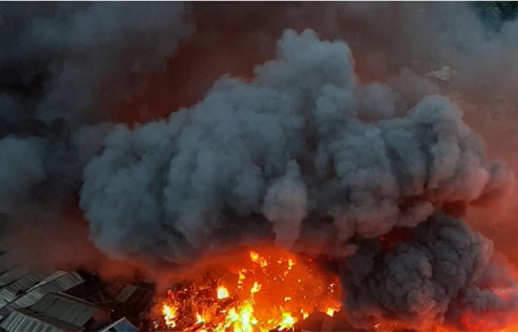 ভয়াবহ আগুনে পুড়েছে মাহাখালীর সাততলা বস্তি। ছবি: জাগো নিউজ