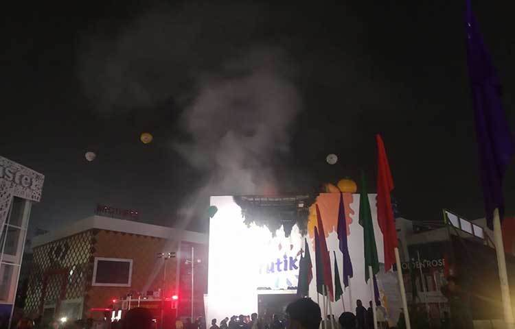 আগুন নিয়ন্ত্রণের চেষ্টা চলছে।