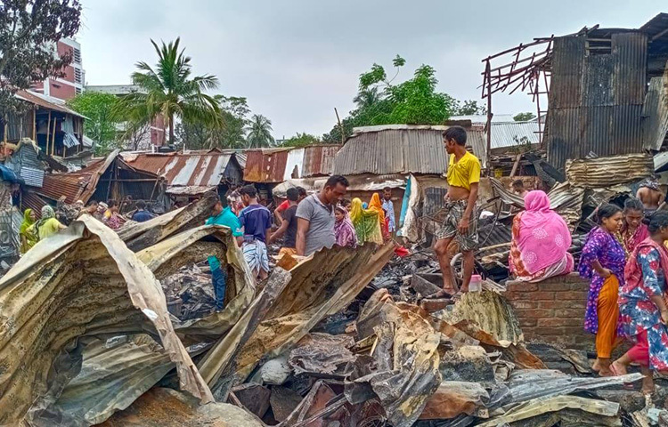 সবশেষ সোমবারের (৭ জুন) আগুনে বস্তির প্রায় শতাধিক ঘরে পুড়ে ছাই হয়েছে বলে জানায় ফায়ার সার্ভিস। সঙ্গে পুড়ে গেছে ঘরে থাকা অনেক আসবাবপত্রও। ছবি: জাগো নিউজ
