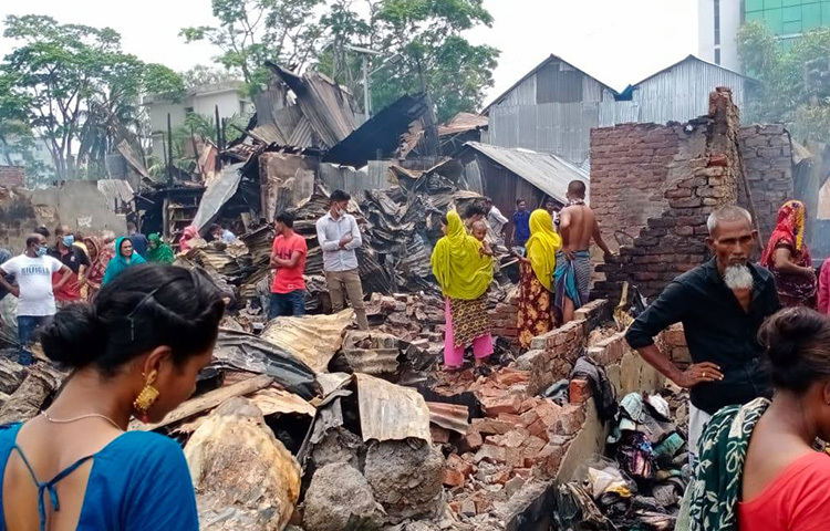 আগুন নিয়ন্ত্রণের পর সরেজমিনে সাততলা বস্তিতে গিয়ে অবৈধ গ্যাস সংযোগের চিত্র দেখা যায়। ছবি: জাগো নিউজ