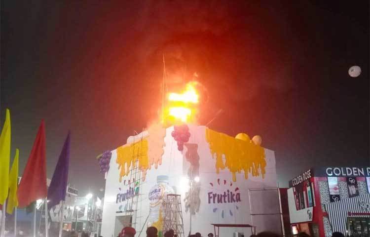 উল্লেখ্য, সন্ধ্যা ৭টা ২৫ মিনিটে এ প্রতিবেদন লেখা পর্যন্ত আগুন পুরোপুরি নিয়ন্ত্রণে আসেনি।