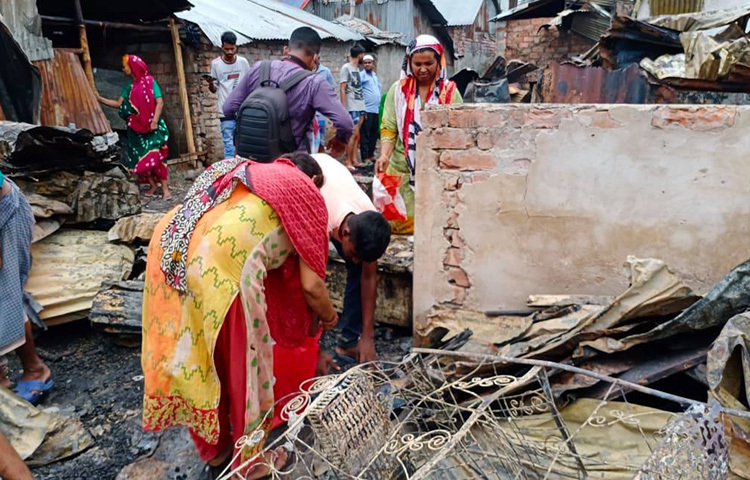সরেজমিনে দেখা যায়, সাততলা বস্তির ভেতর ছোট ছোট চিপা গলিতে যত্রতত্র ছড়িয়ে ছিটিয়ে রয়েছে অবৈধ গ্যাস লাইন। ছবি: জাগো নিউজ