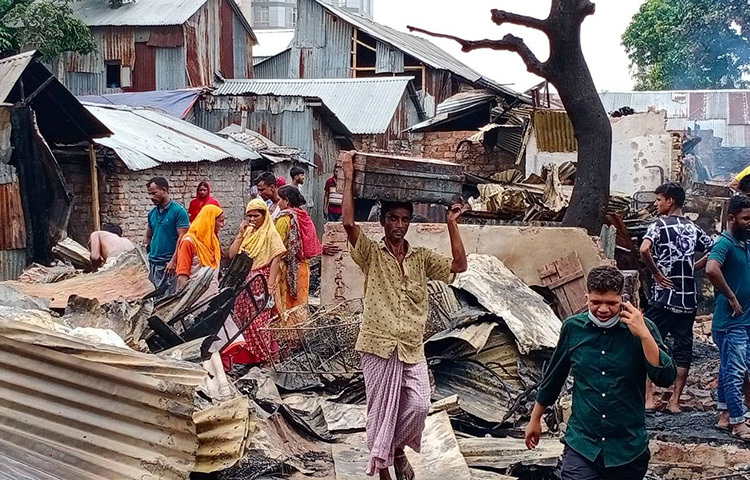 পায়ে হাঁটা রাস্তার ওপর দিয়ে অরক্ষিতভাবে নেয়া হয়েছে অধিকাংশ অবৈধ গ্যাস সংযোগের লাইন। এসব লাইনের ওপর দিয়ে স্থানীয় বাসিন্দারা প্রতিনিয়ত চলাচল করে। ছবি: জাগো নিউজ
