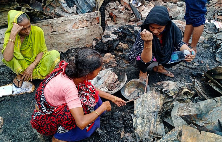 আবার অনেকের রান্নার চুলাও বসানো হয়েছে অরক্ষিত এসব গ্যাস লাইনের খুব কাছে। এছাড়া সংযোগ লাইনের ওপর আবর্জনা থেকে শুরু করে রয়েছে বিভিন্ন দাহ্য পদার্থ। এভাবেই সাততলা বস্তিজুড়ে ছড়িয়ে ছিটিয়ে রয়েছে অবৈধ গ্যাস সংযোগের লাইন। ছবি: জাগো নিউজ