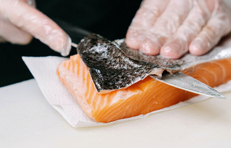 মাছের চামড়া এখন ব্যবহার হচ্ছে গরু বা ছাগলের চামড়ার বিকল্প হিসেবে। ব্যাগ, বেল্ট এমনকি জুতাও তৈরি করা হচ্ছে মাছের চামড়া ব্যবহার করে। মাছের চামড়ার এ বাজার টেকসই করতে অবশ্য এখনও বেশ হিমশিম খেতে হচ্ছে উদ্যোক্তাদের। ছবি: সংগৃহীত