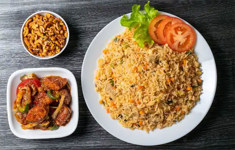 এর পাশাপাশি বিশেষজ্ঞরা জানাচ্ছেন, অনেক সময়ই বহু মানুষের অ্যালার্জির সমস্যা দেখা দেয় মাছের ডিম থেকে। মাছের ডিম থেকে অ্যালার্জি দেখা দিলে, ত্বকের নানা সমস্যা দেখা দিতে পারে। ত্বকে চুলকানির সমস্যা দেখা দেওয়া থেকে মাথার যন্ত্রণা, নাকের যন্ত্রণা, মাথা ঘোরা, দুর্বলভাব দেখা দিতে পারে। তাই যাদের বিভিন্ন খাবারে অ্যালার্জির সমস্যা থাকে, তাদের অবশ্যই মাছের ডিম খাওয়ার আগে চিকিৎসকের সঙ্গে পরামর্শ করে নেওয়া দরকার। ছবি: সংগৃহীত