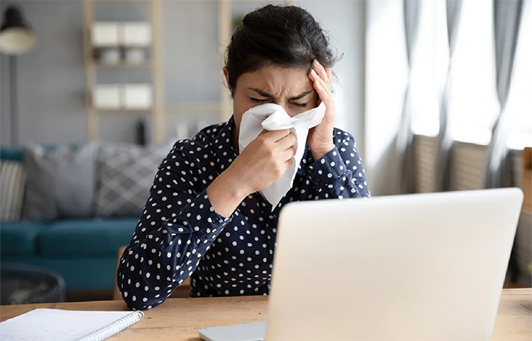 করোনাভাইরাসের প্রকোপ আবারও মারাত্মকভাবে বৃদ্ধি পাচ্ছে। এই পরিস্থিতিতে রোগ প্রতিরোধ ক্ষমতা বাড়িয়ে তোলা অত্যন্ত জরুরি। চিকিৎসকদের মতে, যাদের রোগ প্রতিরোধ ক্ষমতা দুর্বল তারা সহজেই করোনার কবলে পড়তে পারেন। ফলে শরীরের বেশ কয়েকটি লক্ষণ দেখলেই সতর্ক হন। বাড়িয়ে তুলুন রোগ প্রতিরোধ ক্ষমতা। ছবি: সংগৃহীত