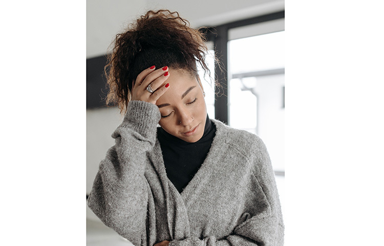 সারাক্ষণ ক্লান্ত বোধ করা: বেশিরভাগ সময় ক্লান্তি ও অবসন্নতা অনুভব করার বিভিন্ন কারণ থাকতে পারে। যেমন ঘুম, স্ট্রেস, রক্তাল্পতা বা দীর্ঘস্থায়ী ক্লান্তি সিন্ড্রোমের অভাব। আপনি যদি এর কারণটি না জানেন এবং পর্যাপ্ত ঘুমের পরেও যদি ক্লান্ত বোধ কাজ করে, তবে বুঝতে হবে আপনার প্রতিরোধ ক্ষমতা দুর্বল। ছবি: সংগৃহীত