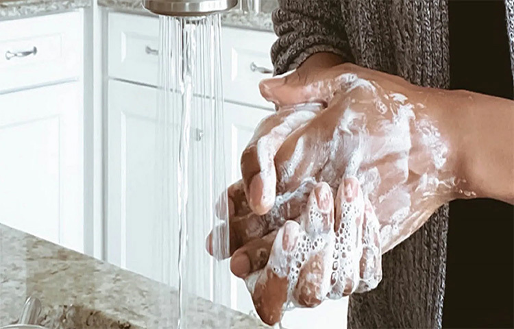 ক্ষত নিরাময়: যেকোনো ক্ষত নিরাময়ের সময় ত্বকে একটি স্তর তৈরি হয়। যা শরীর থেকে রক্ত বেরিয়ে আসতে বাধা দেয়। যাকে রক্ত তঞ্চণ ও বলা হয়। আপনার ক্ষত যদি 
দ্রুত নিরাময় না হয় তবে বুঝতে হবে রোগ প্রতিরোধ ক্ষমতা দুর্বল। একই সমস্যাটি সর্দি এবং ফ্লুতেও রয়েছে। এক সপ্তাহ বা তার অধিক সময় ধরে জ্বর, সর্দি কাশির লক্ষণ থাকলে বুঝতে হবে আপনার শরীর সংক্রমণের বিরুদ্ধে লড়াই করতে সক্ষম নয়। তবে ক্ষত নিরাময়ে সময় লাগা ডায়াবেটিসের লক্ষণও হতে পারে। ছবি: সংগৃহীত