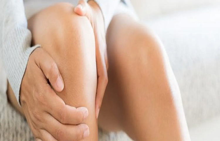 হাত ঠান্ডা হওয়া এবং শরীরে গাঁটে গাঁটে যন্ত্রণা বৃদ্ধি: সব সময়ই মনে হয় যে, শরীরের বিভিন্ন জায়গায় খুব ব্যথা। কেউ টিপে দিলে আরাম লাগে। এই সমস্ত উপসর্গ দেখলেই সাবধান হন। রোগ প্রতিরোধ গড়ে তুলতে চিকিৎসকের পরামর্শ নিন। ভালো খাবার খান ও ব্যায়াম করুন। ছবি: সংগৃহীত