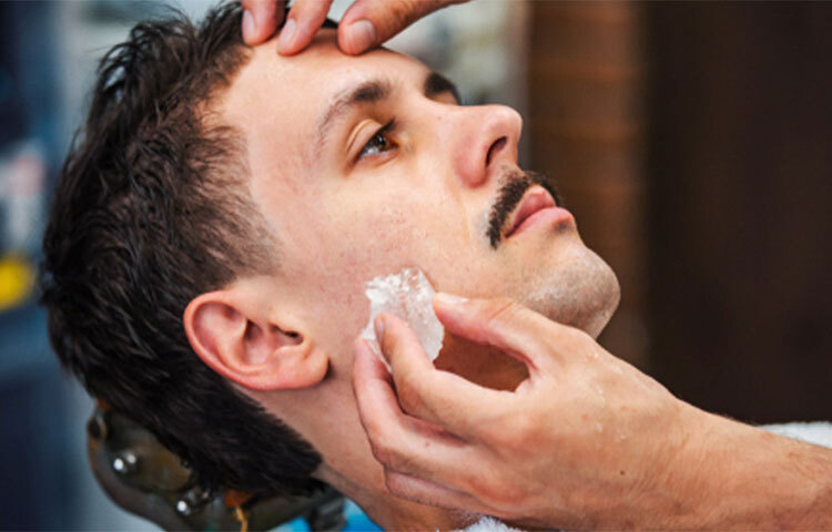দাড়ি কাটার সময় মুখের কোনো জায়গায় কেটে গেলে সেখানে ফিটকিরি লাগানো হয়। ক্ষতস্থানে ফিটকিরি লাগালে তা অ্যান্টিসেপ্টিক হিসাবে কাজ করে এবং রক্তক্ষরণ থামাতে সাহায্য করে। ছবি: সংগৃহীত