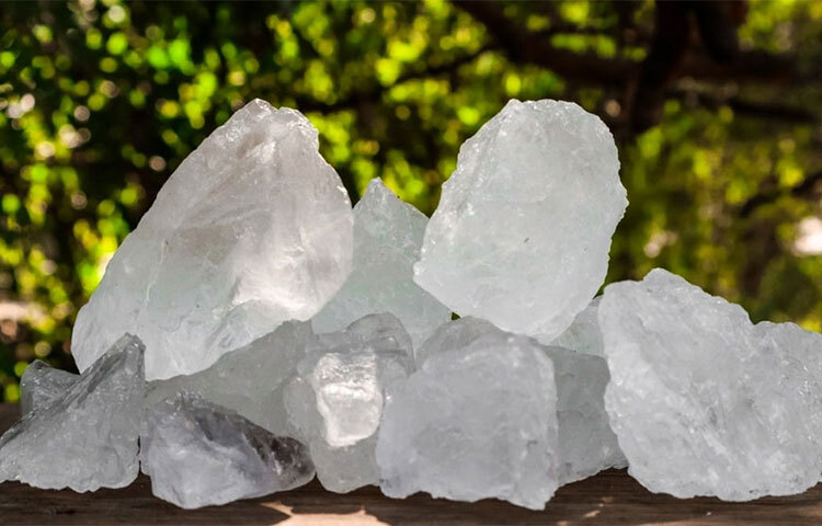 আলসারের উপর ৪০ সেকেন্ড মতো ফিটকিরি গুঁড়ো লাগিয়ে রাখলে মুখের ভিতর আলসারের ক্ষত কমতে শুরু করে। ছবি: সংগৃহীত