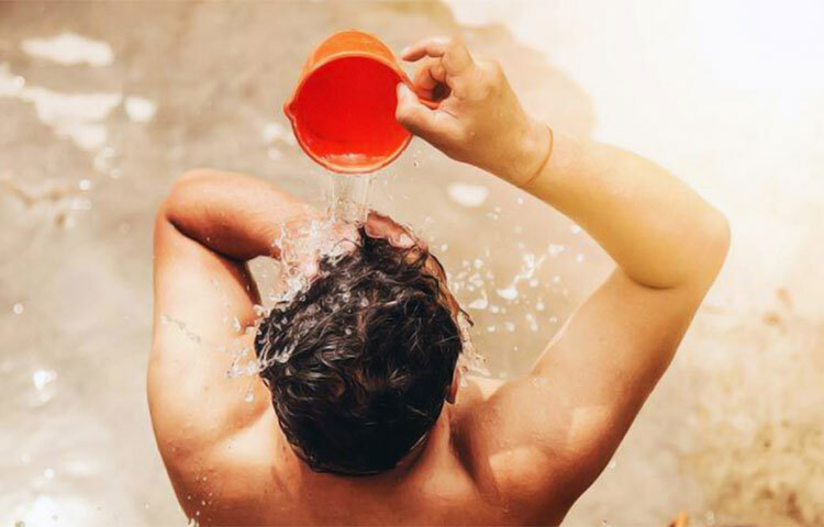 পানিভর্তি বালতিতে সারারাত ফটকিরি মিশিয়ে সেই পানি দিয়ে সকালে গোসল করলে চুলের বিভিন্ন ধরনের সমস্যা কমে যায়। ছবি: সংগৃহীত