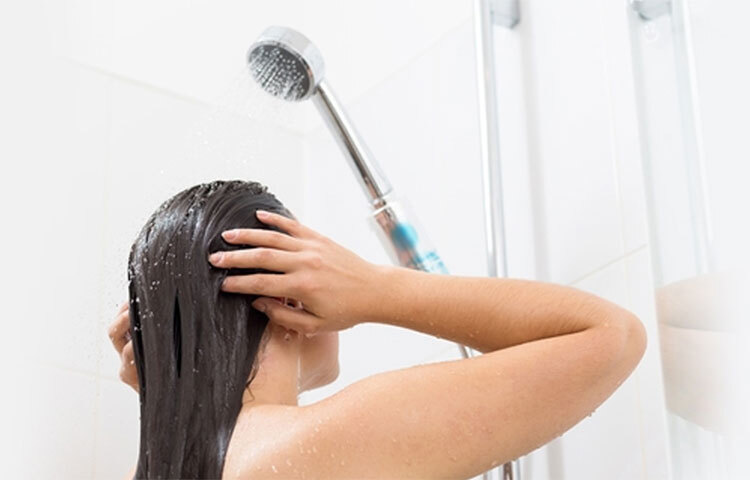 শ্যাম্পুর বদলে ফিটকিরি দেওয়া পানি দিয়ে চুল ধুইলেও চুল পরিষ্কার হয়। এমনকি উকুন মারতেও ফিটকিরি দেওয়া পানি সাহায্য করে। ছবি: সংগৃহীত