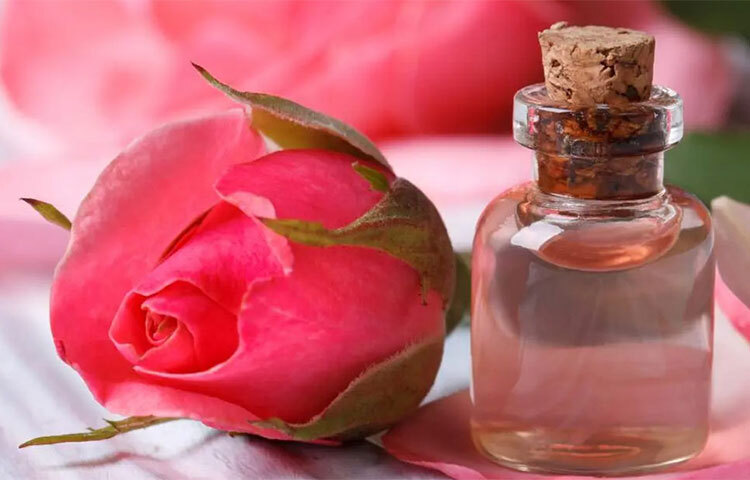 গোলাপজলের সঙ্গে সামান্য পরিমাণ ফটকিরি মিশিয়ে মুখে লাগালে তা ‘অ্যাস্ট্রিনজেন্ট’ হিসেবে কাজ করে। ছবি: সংগৃহীত