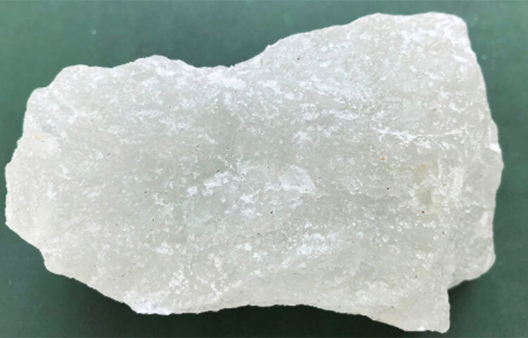 তবে ফিটকিরি শুধু রাস্তার পাশের আদি, অকৃত্রিম সেলুনেই দেখা যায়। পার্লারের ভিড়ে এই সেলুনের সংখ্যা ক্রমশ কমে আসছে। সেই সঙ্গে হারিয়ে যাচ্ছে ফিটকিরির ব্যবহারও। ছবি: সংগৃহীত