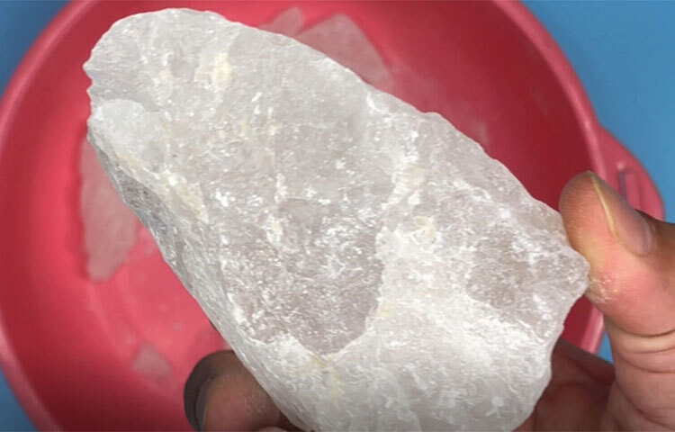 বাজারে ‘আফটার শেভ প্রোডাক্ট’-এর প্রচলন কমবেশি রয়েছে। তবে কেউ চাইলে দামি প্রসাধনী ব্যবহার না করে সহজলভ্য ফিটকিরিও ‘আফটার শেভ প্রোডাক্ট’ হিসাবে ব্যবহার করতে পারেন। ছবি: সংগৃহীত