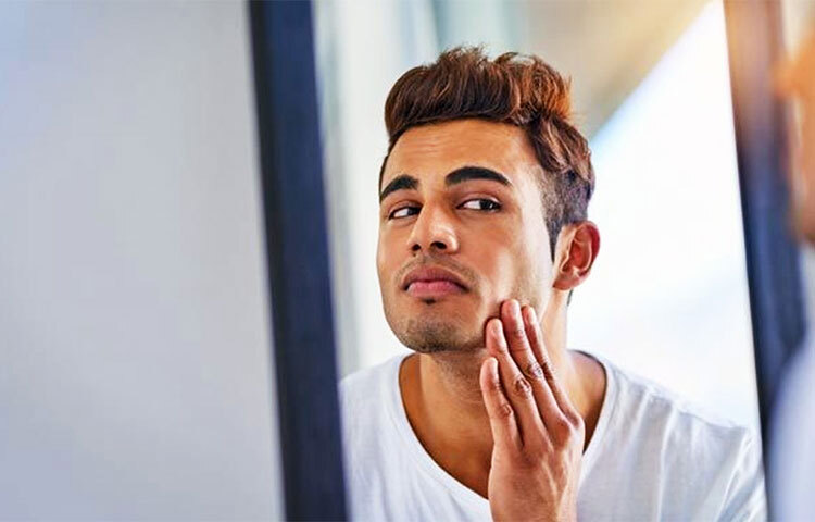 পুরুষরা দাড়ি কামানোর পর যদি সামান্য পরিমাণ ফিটকিরি ব্যবহার করেন, তা হলে ত্বকের উজ্জ্বলতা বাড়তে পারে। ছবি: সংগৃহীত