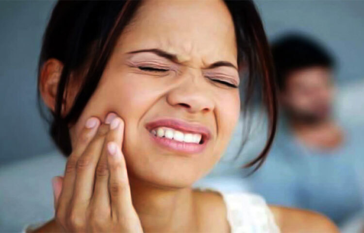 মুখের ভিতর আলসার অথবা মাড়ি থেকে রক্ত বেরোলেও ফিটকিরির মাধ্যমে রেহাই পাওয়া যায়। ছবি: সংগৃহীত