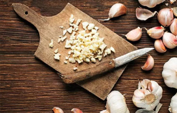 প্রতিদিন সকালে খালি পেটে দু’কোয়া কাঁচা রসুন আর কাঁচা আদা চিবিয়ে খেলে উপকার পাবেন। রসুনের অ্যান্টি ব্যাকটিরিয়াল ও অ্যান্টি ফাংগাল উপাদান শরীরে তাপমাত্রার ভারসাম্য রক্ষা করে, রক্ত সঞ্চালন ক্ষমতা বাড়ায়, শরীরের রোগ প্রতিরোধ ক্ষমতাও বৃদ্ধি পায়।