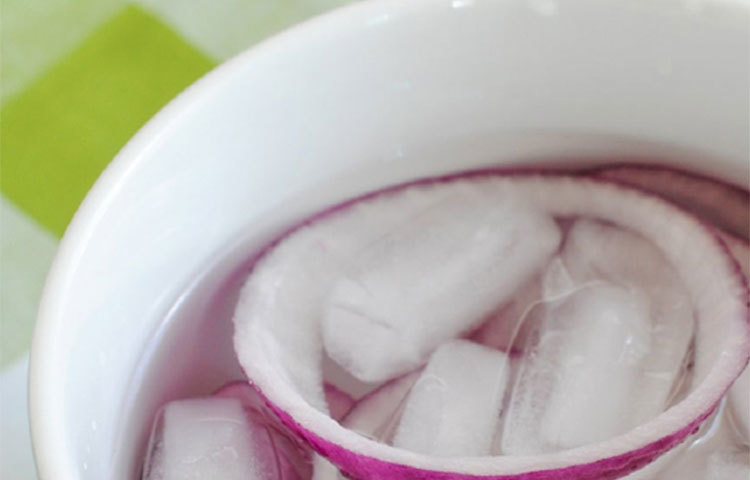 সর্দি-কাশি সারানোর সবচেয়ে সহজ ওষুধ,- পেঁয়াজ। একটা মাঝারি মাপের পেঁয়াজ কুচি কুচি করে কেটে নিন। একটা ছোট বাটিতে পানি নিয়ে পেঁয়াজ কুচি ফেলে ৬-৮ ঘণ্টা ভিজতে দিন। এর সঙ্গে ২-৩ চামচ মধু মিশিয়ে দিন দুবার করে খান। শিশুদের জন্যও খুব উপকারী। সর্দি কাশি তাড়ানোর পাশাপাশি শরীরকে ভিতর থেকে সতেজ করে তোলে, রোগ প্রতিরোধ ক্ষমতা বাড়িয়ে ভাইরাসের আক্রমণ রুখে দেয়।