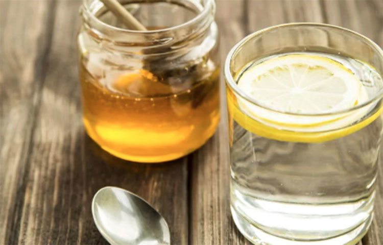 গরম জলে সামান্য মধু, লেবুর রস আর আদার রস মিশিয়ে দিনে দুবার খান। কফ এবং গলা ব্যথা থেকে মুক্তি পাবেন।