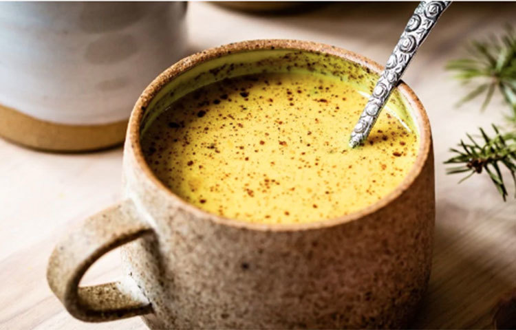 হলুদ মেশানো গরম দুধ সর্দি-কাশি, জমা কফের সমস্যা দূর করে।