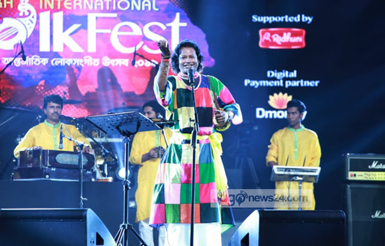 ‘জীবনরে জীবন ছাড়িয়া না যাও মোরে, তুই জীবন ছাড়িয়া গেলে আদর করবে কে আমারে।’ অনেক বছর ধরে এই গান শুনে আসছে কোটি কোটি শ্রোতা। কতো ভেসেছেন চোখের জলে। ফোক ফেস্টের দ্বিতীয় দিনে এই গান শুনিয়ে দর্শকের মনে ঝড় তুলেছেন কাজল দেওয়ান। ছবি: মাহবুব আলম