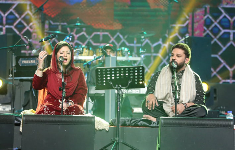 ফোক ফেস্টের দ্বিতীয় দিনের প্রধান চমক ছিলেন পাকিস্তানের গায়িকা হিনা নাসরুল্লাহ। সুরেলা কণ্ঠের জন্য বিশ্বজুড়ে পরিচিতি তার। বিশেষ করে কোক স্টুডিওর মাধ্যমে পেয়েছেন তিনি ব্যাপক পরিচিতি। ছবি: মাহবুব আলম