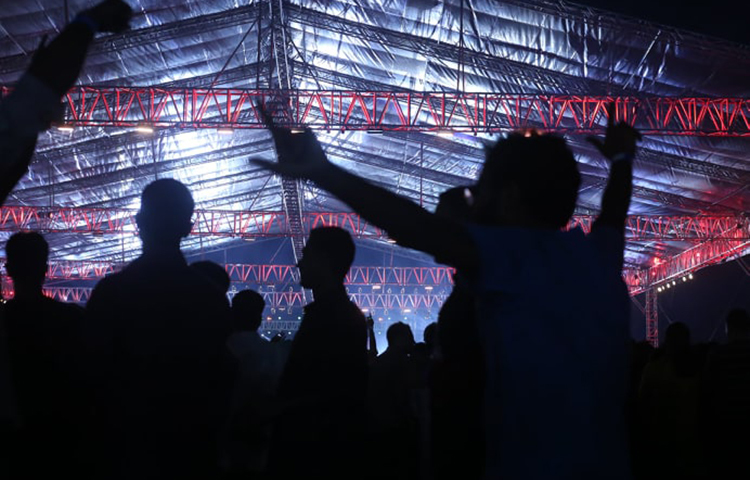 গানের তালে তালে মুগ্ধ দর্শক। ছবি: মাহবুব আলম