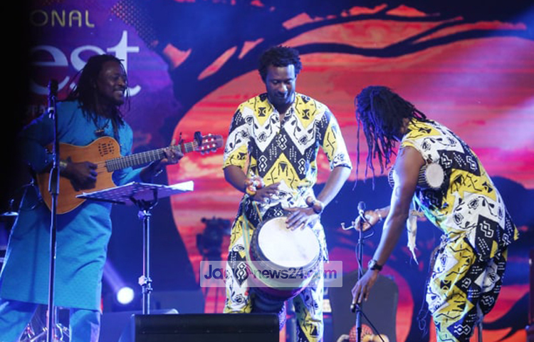 গান গাওয়ার মাঝে বাংলাদেশকে ধন্যবাদ দিয়েছেন বারবার। মালির লোকসংগীতের জীবন্ত কিংবদন্তি বলা হয় হাবিব কইটেকে। নব্বইয়ের দশকের শুরুতে তার প্রথম অ্যালবাম মুসো কো বিশ্বব্যাপী সংগীতপ্রেমীদের দৃষ্টি কাড়ে। ছবি: মাহবুব আলম