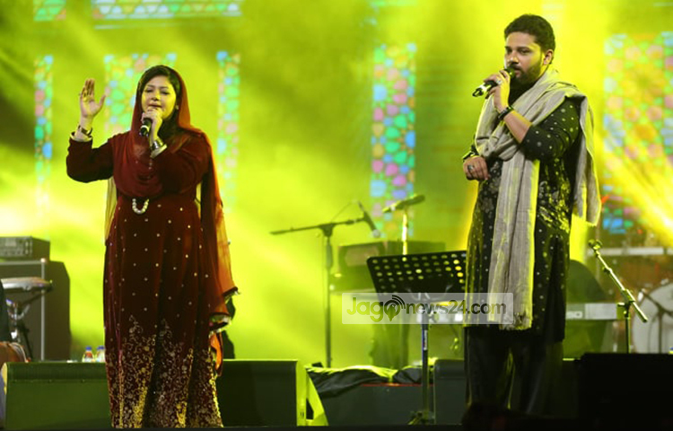 গান শোনাচ্ছেন হিনা নাসরুল্লাহ। ছবি: মাহবুব আলম