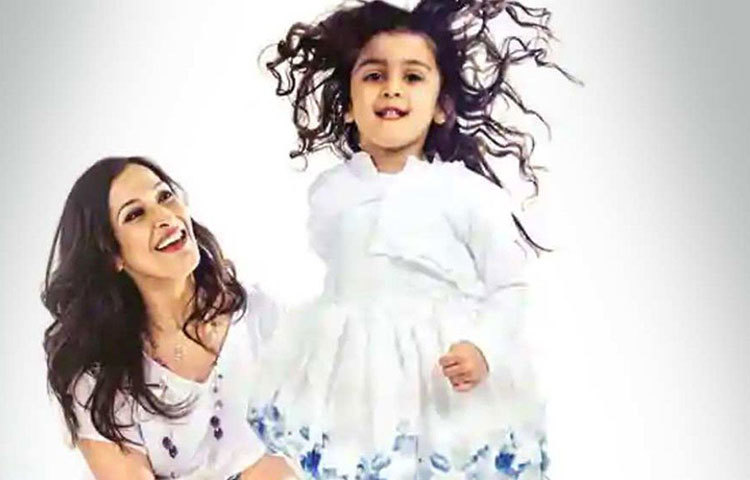 মেয়েকে একাই বড় করেছেন মধু। তার স্বামীকে ব্যবসার কাজে নানা জায়গায় ঘুরতে হয়। ফলে মধু নিজে বাড়িতে থেকেছেন মেয়ের জন্য। তিনি চাননি অন্য কারও কাছে মেয়ে বড় হোক।