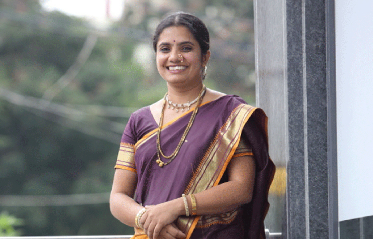 সফটওয়্যার ইঞ্জিনিয়ার। অফিসে কাজের প্রচুর চাপ। সেই কোন সকালে বাড়ি থেকে বেরিয়ে পড়তেন জয়ন্তী। রাতে যখন বাড়ি ফিরতেন, ছোট্ট ছেলেটা চাইত মায়ের সঙ্গে গল্প করতে, মায়ের থেকে গল্প শুনতে। কিন্তু জয়ন্তীর তখন আর শরীর দিত না।