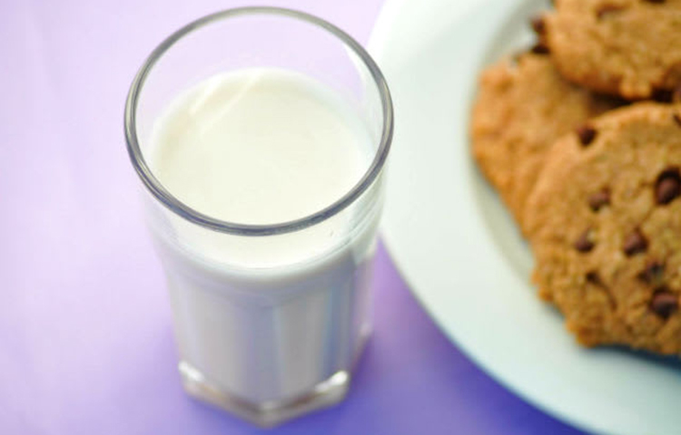 দুধ: বেশ কিছু গবেষণায় দেখা গেছে যে দুধ খেলে ব্রণের সমস্যা দেখা দেয়। এর একটি কারণ হতে পারে দুধের প্রাকৃতিক গ্রোথ হরমোন। কেবল মাত্র দই ছাড়া দুধ ও দুগ্ধজাত যে কোনো খাবারেই ব্রণের উপদ্রব বাড়ার সম্ভাবনা থাকে।