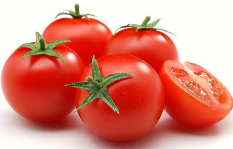 টমেটোতে রয়েছে অ্যান্টিঅক্সিডেন্ট উপাদান লাইকোপেন যা বিভিন্ন চর্মরোগ প্রতিরোধ করতে খুবই কার্যকর। এটি ত্বককে সূর্যের ক্ষতিকর রশ্মি থেকে রক্ষা করতে সাহায্য করে।